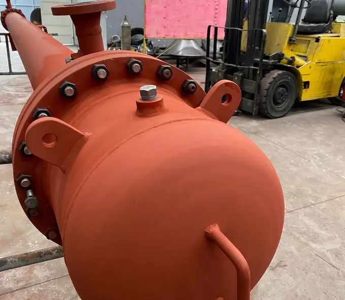 Condensador de casco e tubos com flange aparafusado, fabricado pela WND