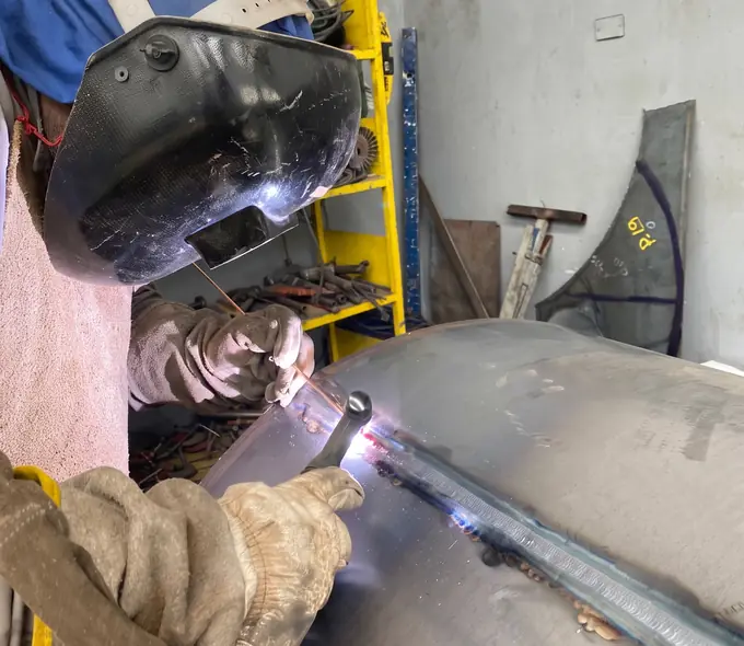 Soldador da WND executando solda em costado de equipamento